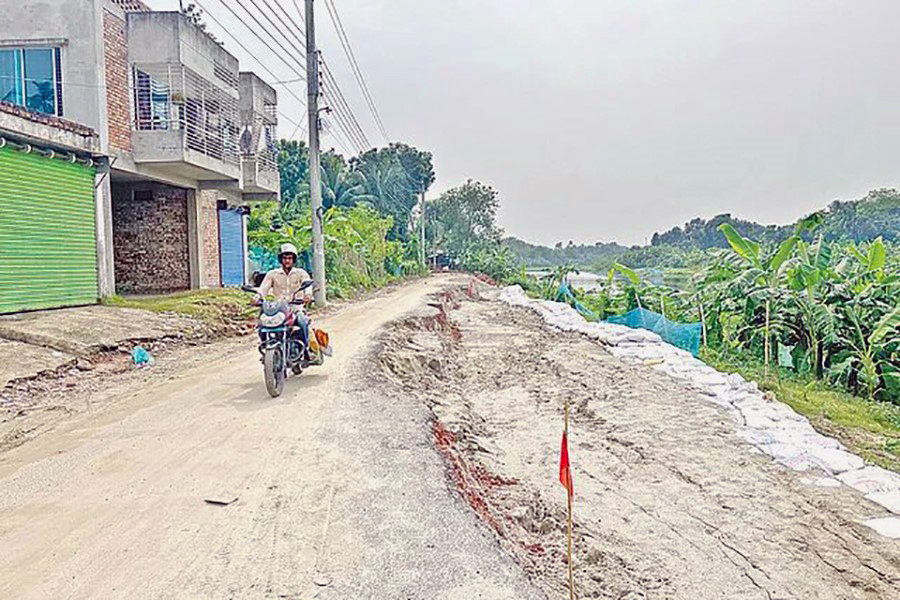 ঝিনাইহের মহেশপুর: দেড় বছরে ৩৯ কোটি টাকার সড়কে ৩ দফায় ধস