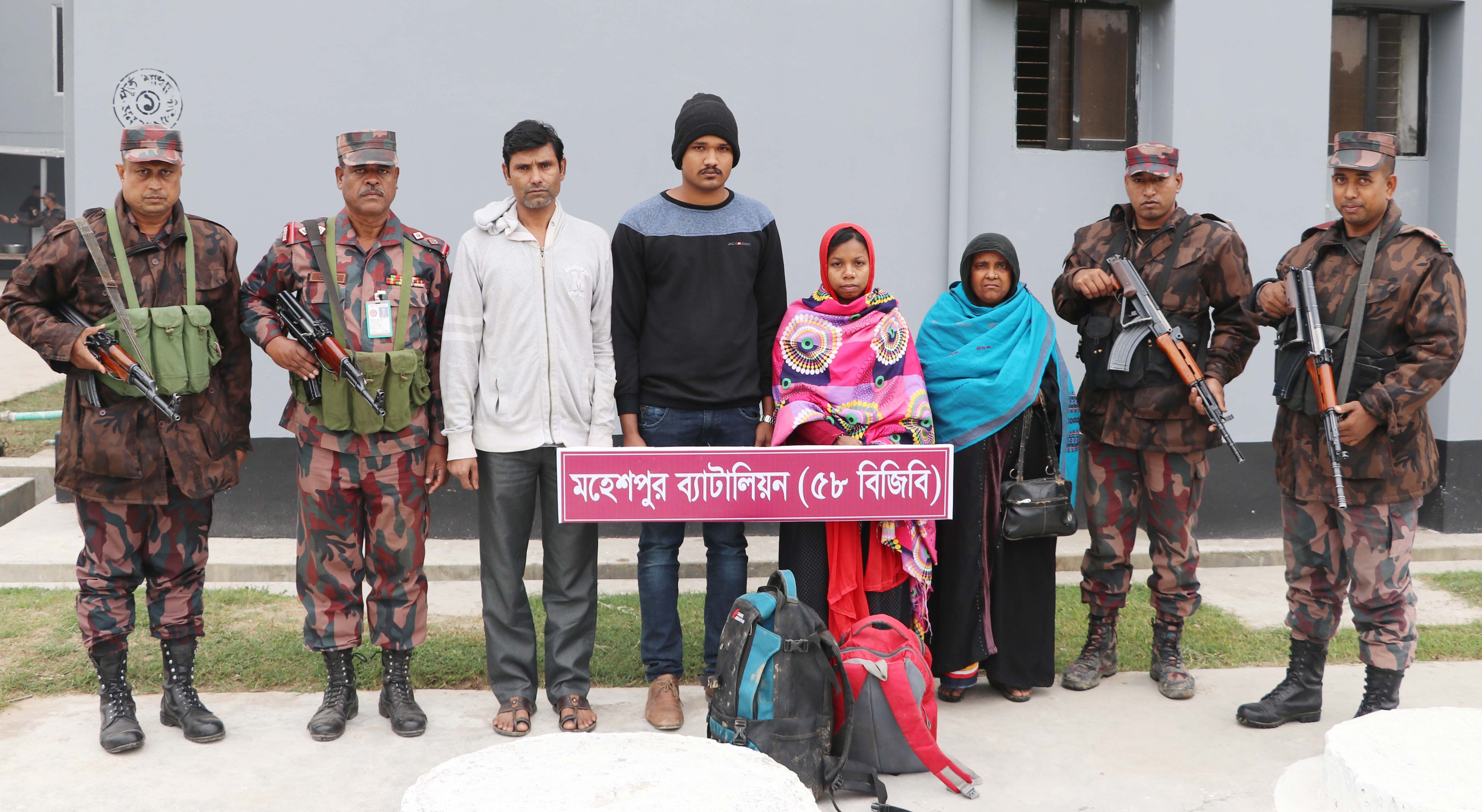 মহেশপুর সীমান্ত থেকে আরও ৪ নারী-পুরুষ আটক