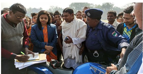 পরীক্ষা কেন্দ্রে বেপরোয়াভাবে মোটর সাইকেল চালানোর অপরাধে কালীগঞ্জে  তিন ছাত্রকে মোবাইল কোর্টে জরিমানা