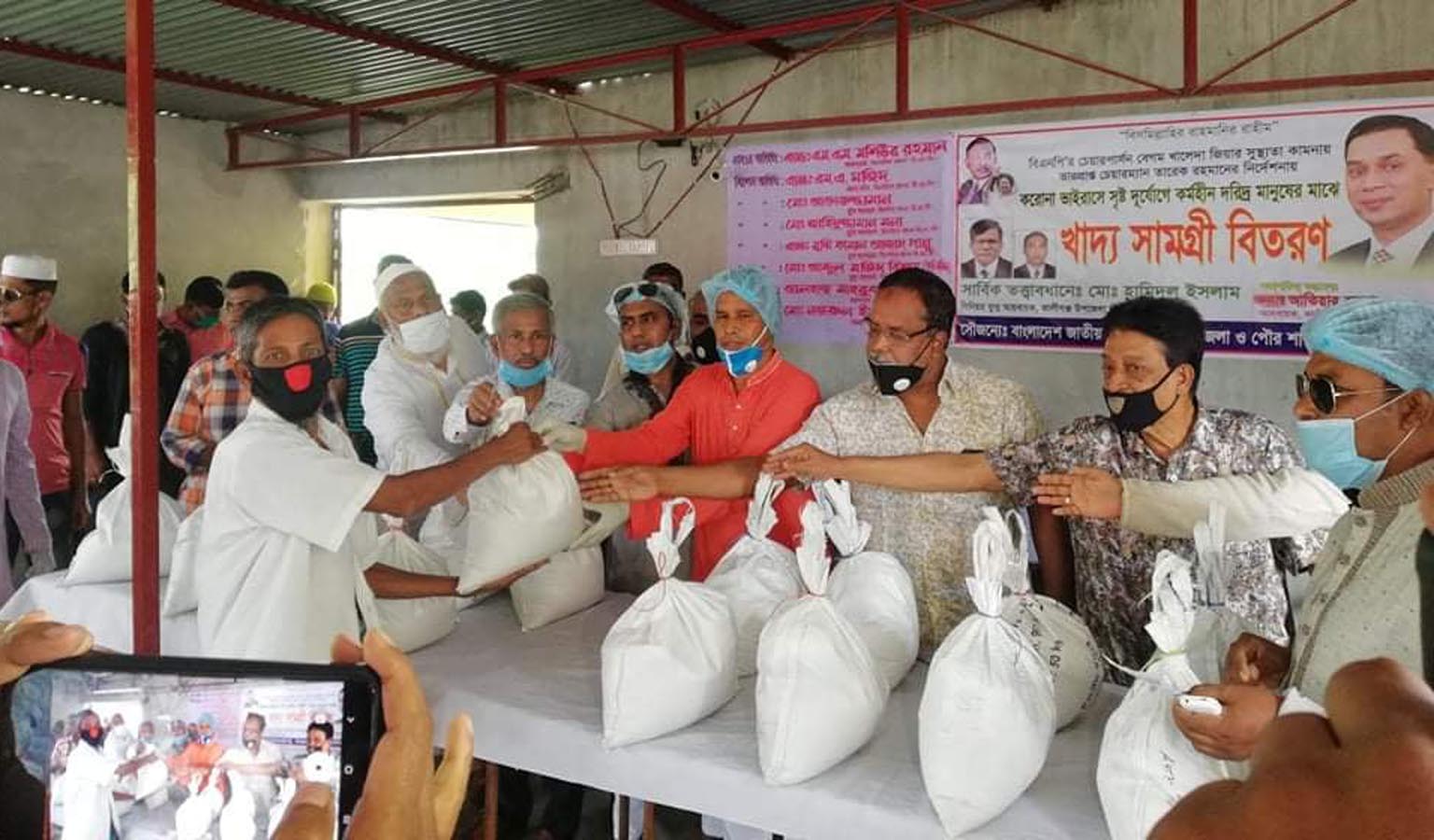 কালীগঞ্জে এক হাজার পরিবারের মাঝে ত্রাণ সামগ্রী দিলো বিএনপি