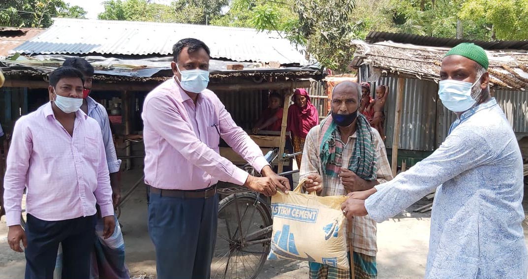 হরিণাকুণ্ডুতে ৫ হাজার মানুষকে খাদ্য সহায়তা দিলেন এমপি সমি