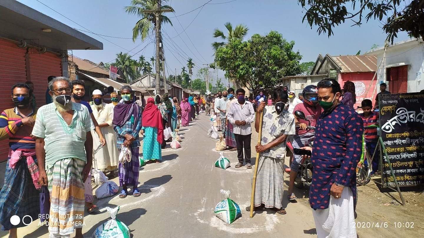 হরিণাকুন্ডুতে কর্মহীন খেটে খাওয়া অসহায় পরিবার পাশে পৌর কমিশনার ফারুক হোসেন