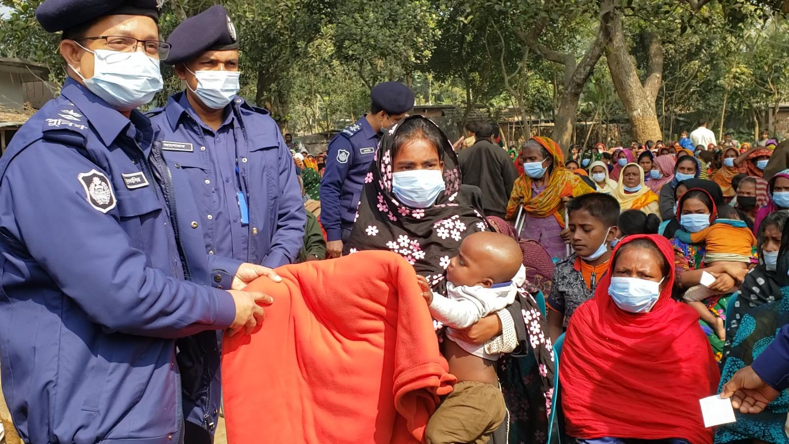 কালীগঞ্জে বেদে সম্প্রদায়ের ৫ শতাধিক  মানুষের হাতে কম্বল তুলে দিল পুলিশ