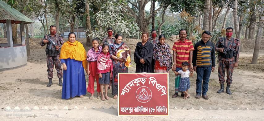 মহেশপুর সীমান্তে ভারত যাওয়ার সময় দালালসহ ১৮ জন আটক