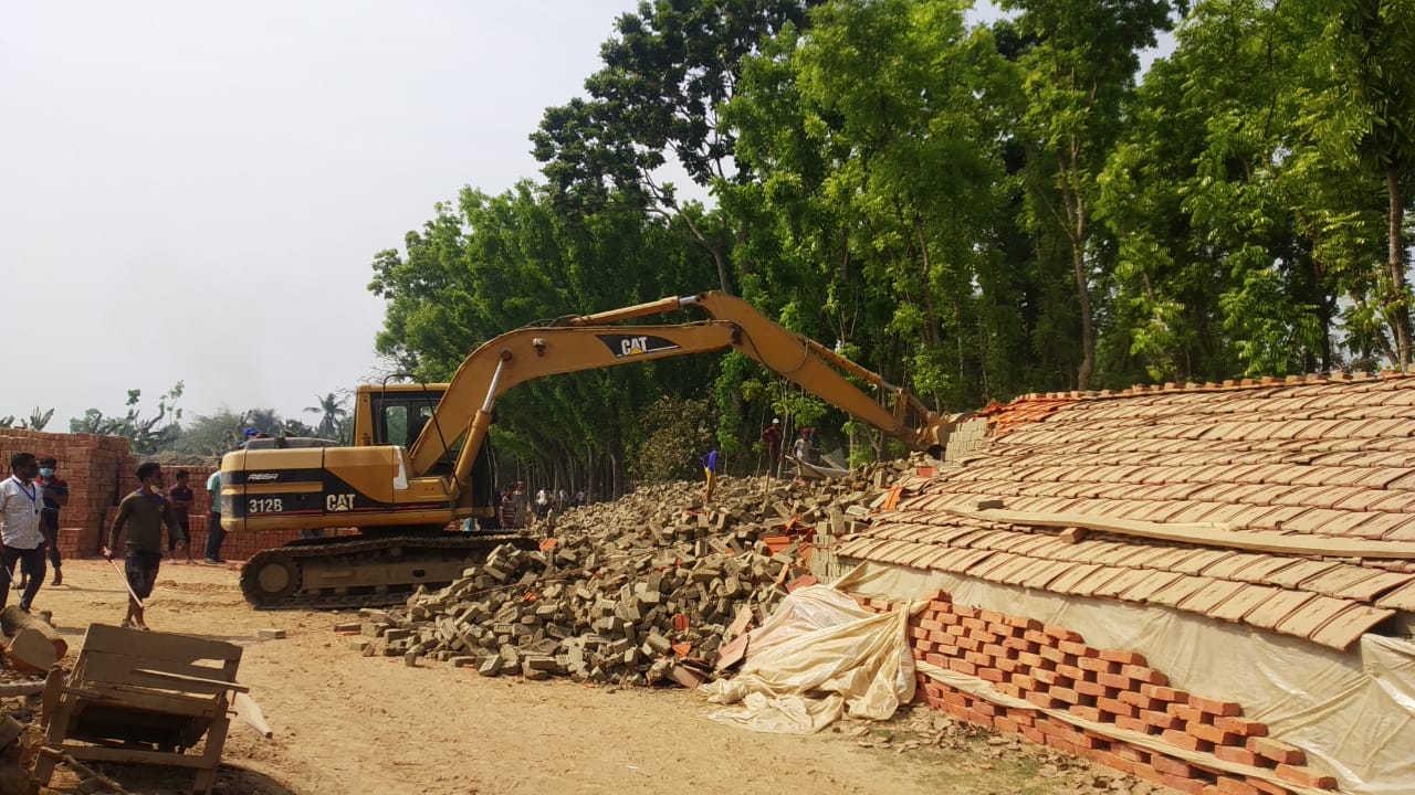 মহেশপুরে গুড়িয়ে দেওয়া হলো ৯ টি অবৈধ ইটভাটা