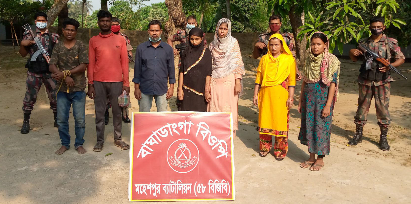 মহেশপুর সীমান্ত থেকে ৮ বাংলাদেশী নাগরিক আটক