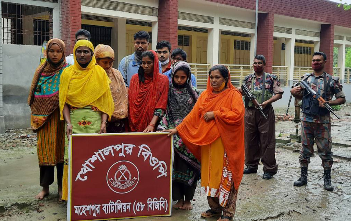 ভারত থেকে অবৈধভাবে বাংলাদেশে প্রবেশের অপরাধে ১৯ জন আটক