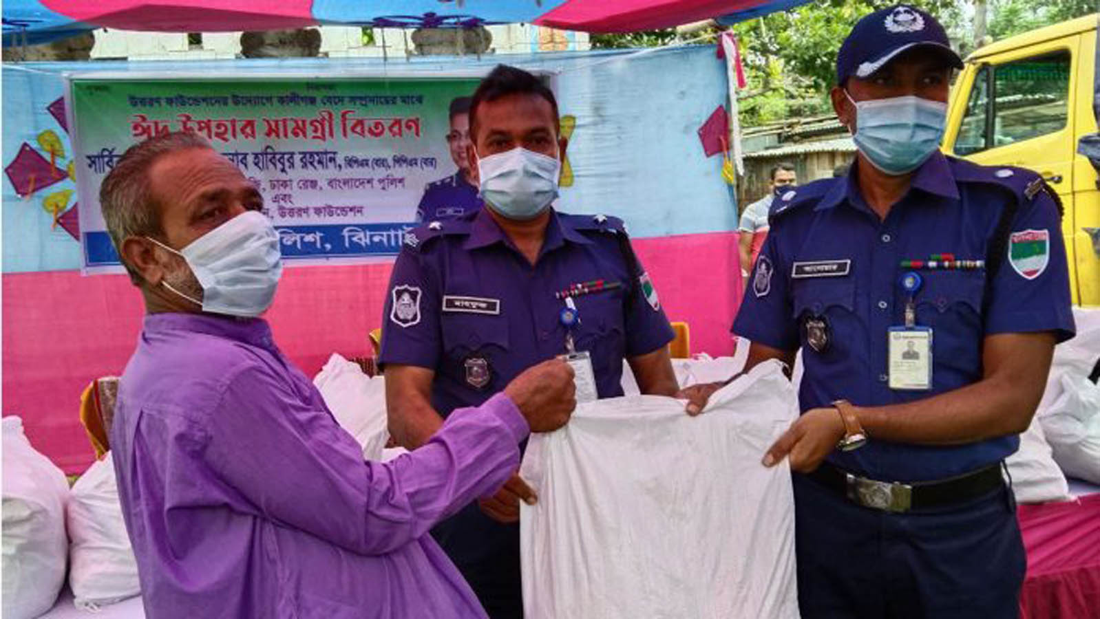 কালীগঞ্জে বেঁদে সম্প্রদায়ের মধ্যে খাদ্য সামগ্রী বিতরণ