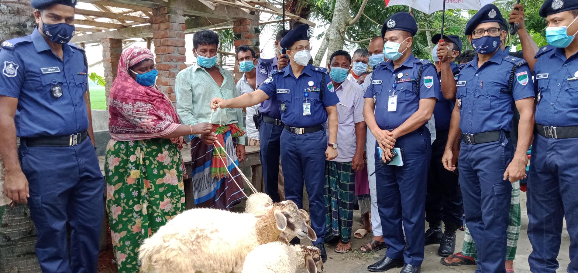 সেই অসহায় ভেড়া খামারীর পাশে দাঁড়ালেন মানবিক পুলিশ