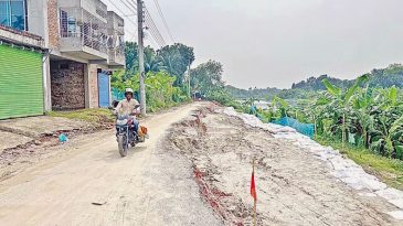 ঝিনাইহের মহেশপুর: দেড় বছরে ৩৯ কোটি টাকার সড়কে ৩ দফায় ধস